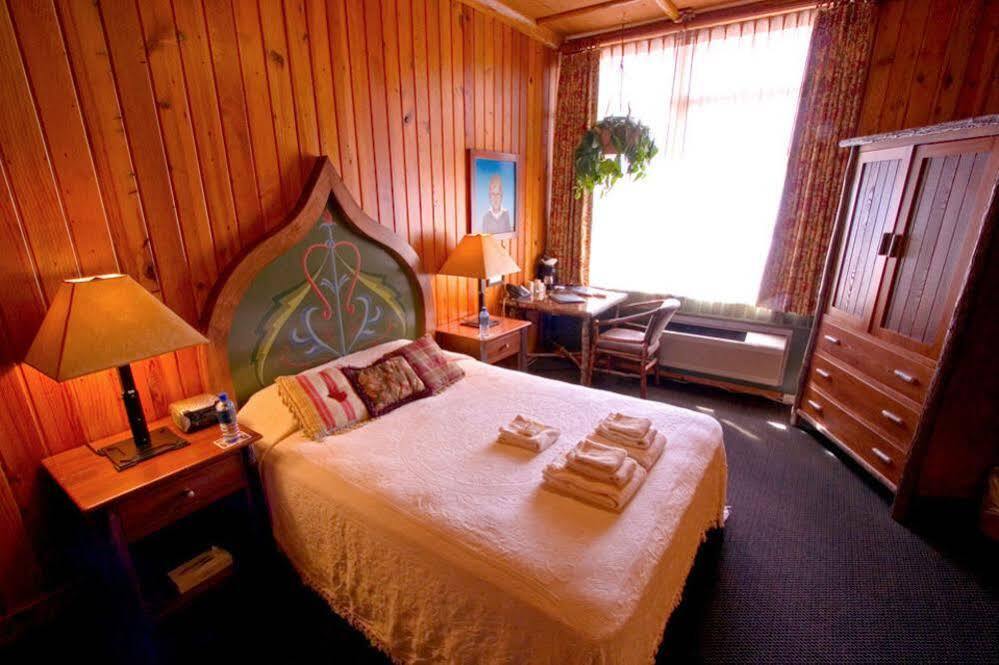 Mcmenamins Old St. Francis School Hotel Bend Bagian luar foto