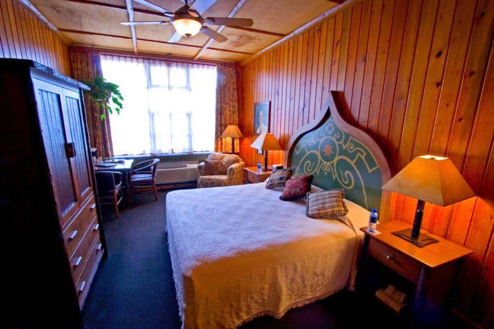 Mcmenamins Old St. Francis School Hotel Bend Bagian luar foto