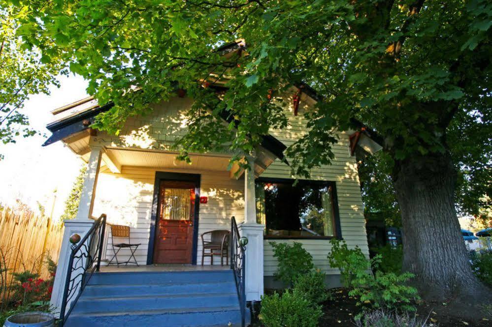 Mcmenamins Old St. Francis School Hotel Bend Bagian luar foto
